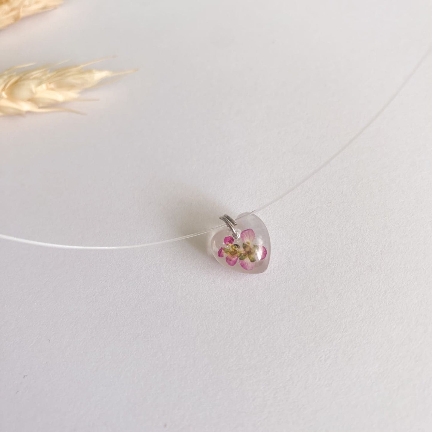 Lănțișor pe fir transparent cu floare roz Alyssum