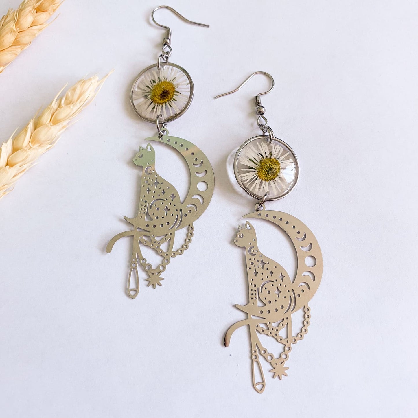 Cercei cu margarete de grădină și accesorii argintii în formă de pisici