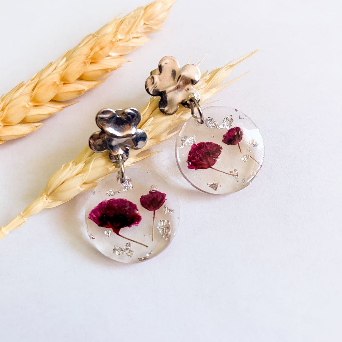 Cercei rotunzi cu flori roz bordo și foiță argintie