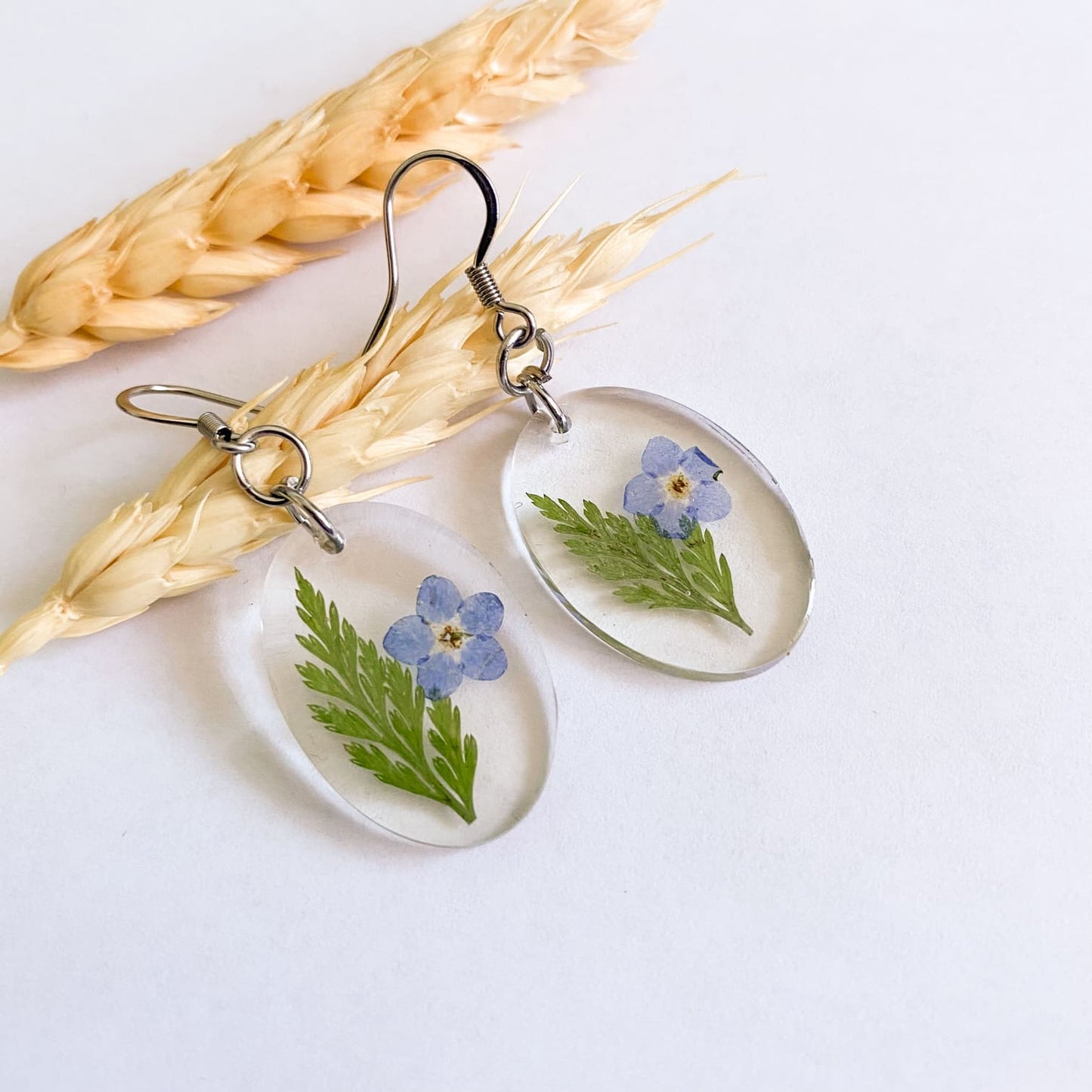 Cercei ovali cu flori de Nu-mă-uita și frunze