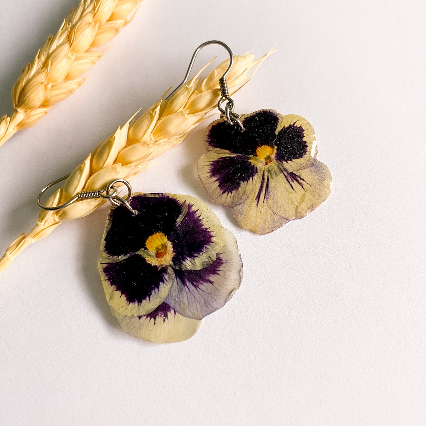 Cercei cu panseluțe alb cu mov medii