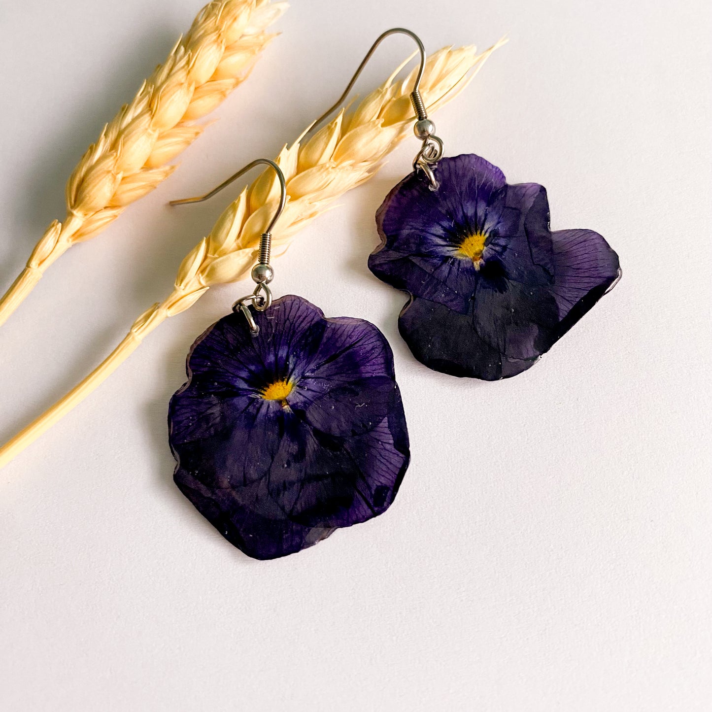 Cercei cu panseluțe mov închis medii