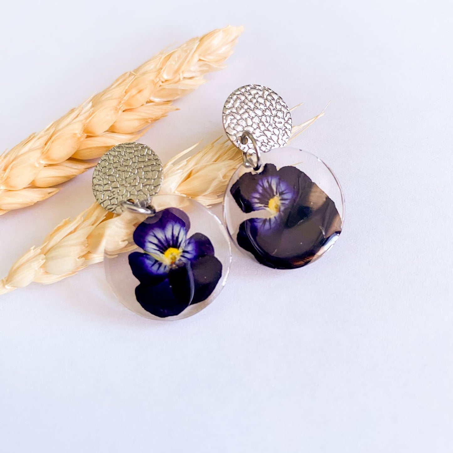 Cercei rotunzi cu panseluțe albastru închis