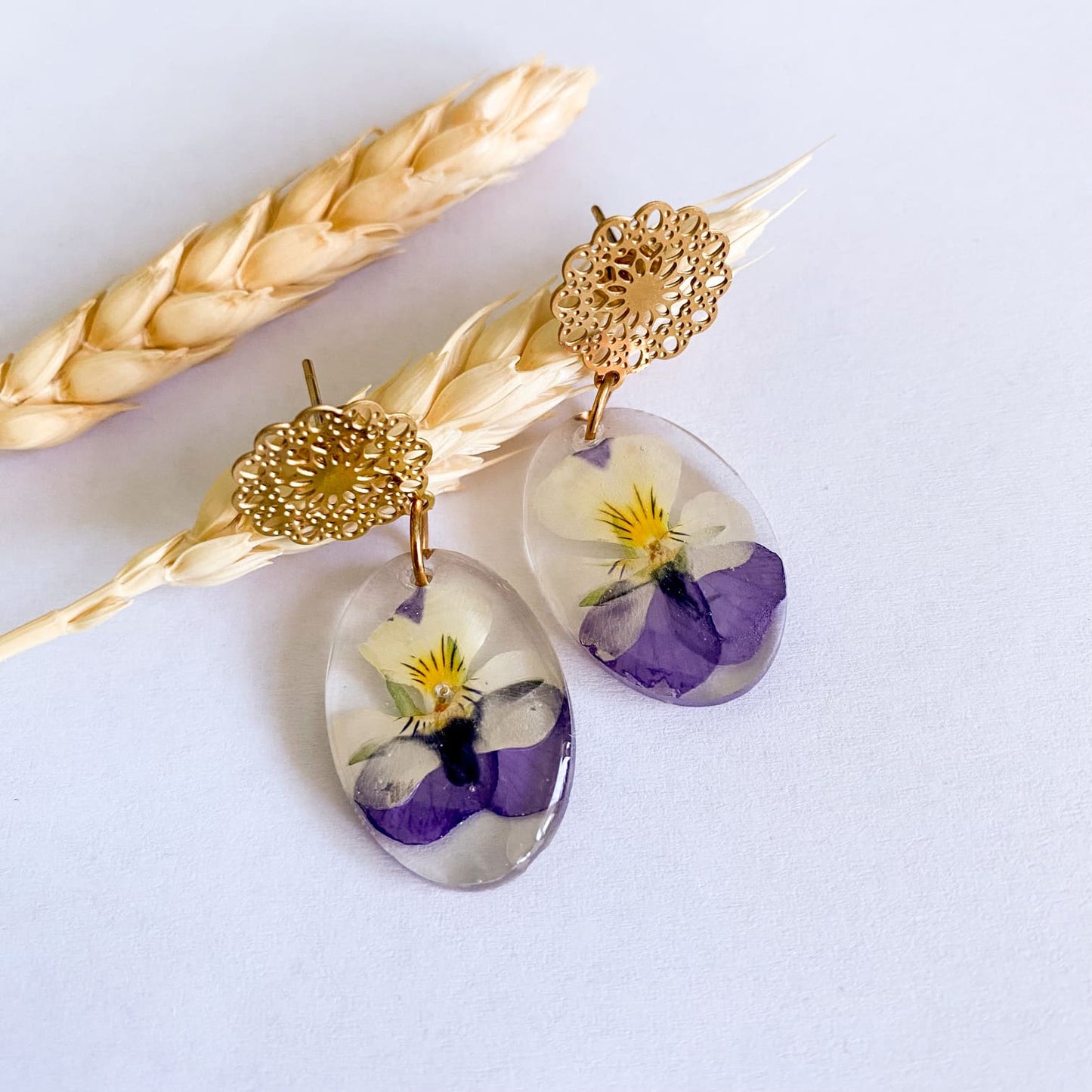 Cercei ovali cu panseluțe mov cu galben