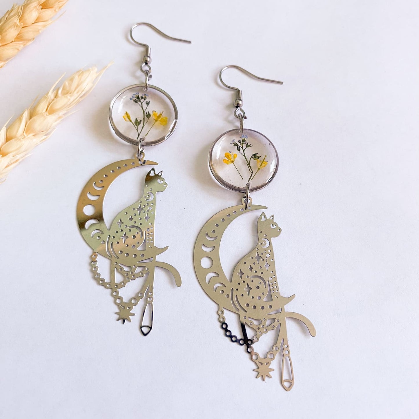 Cercei cu flori colorate și accesorii argintii în formă de pisici