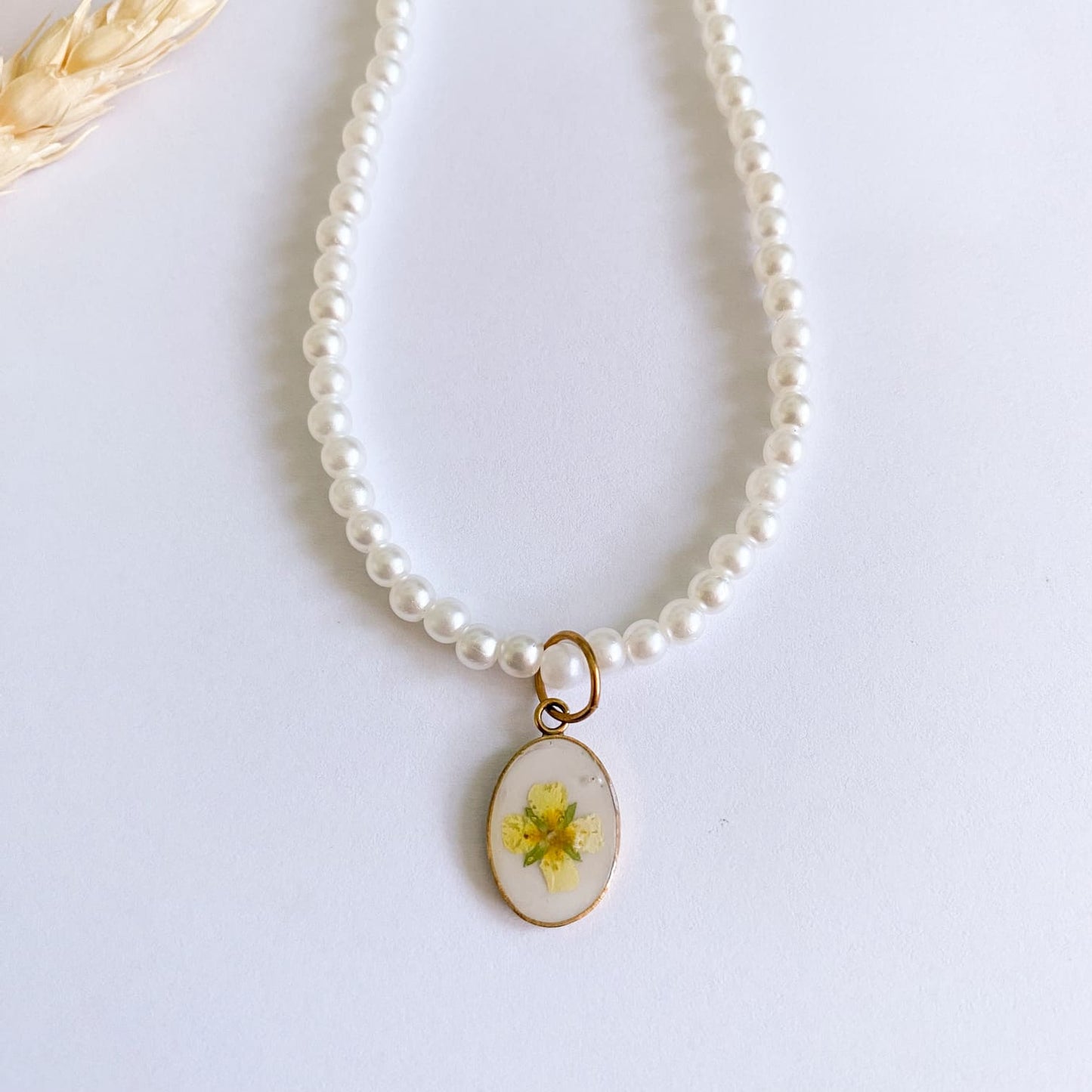 Colier cu perle de sticlă și floare galbenă