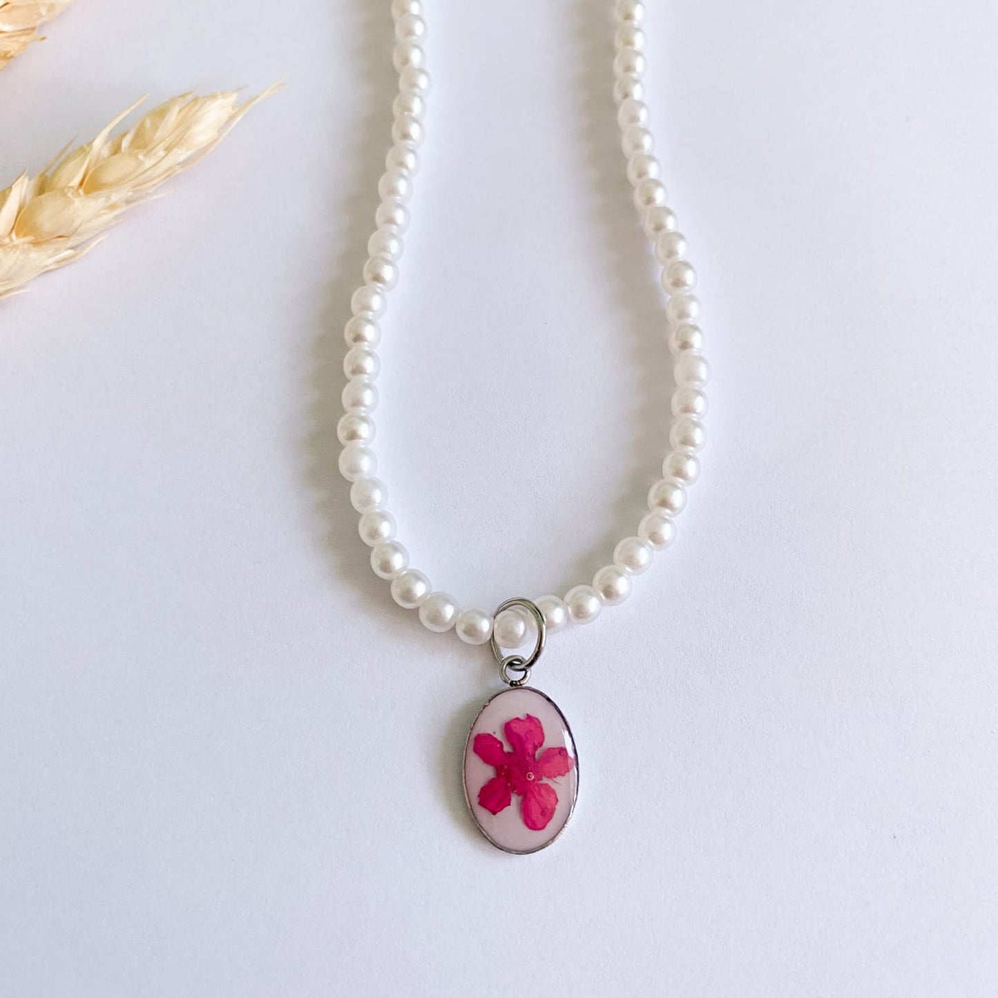 Colier cu perle de sticlă și floare roz