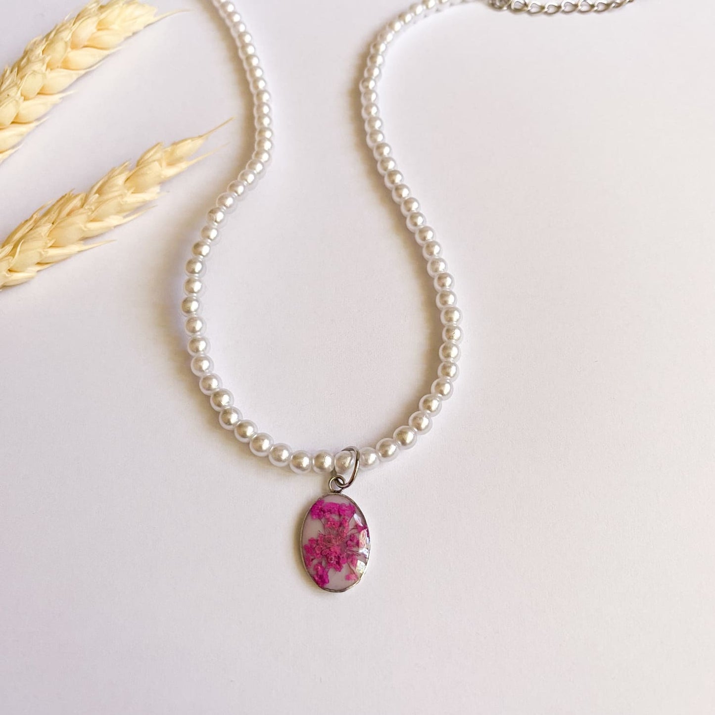 Colier cu perle de sticlă și floare de morcov magenta