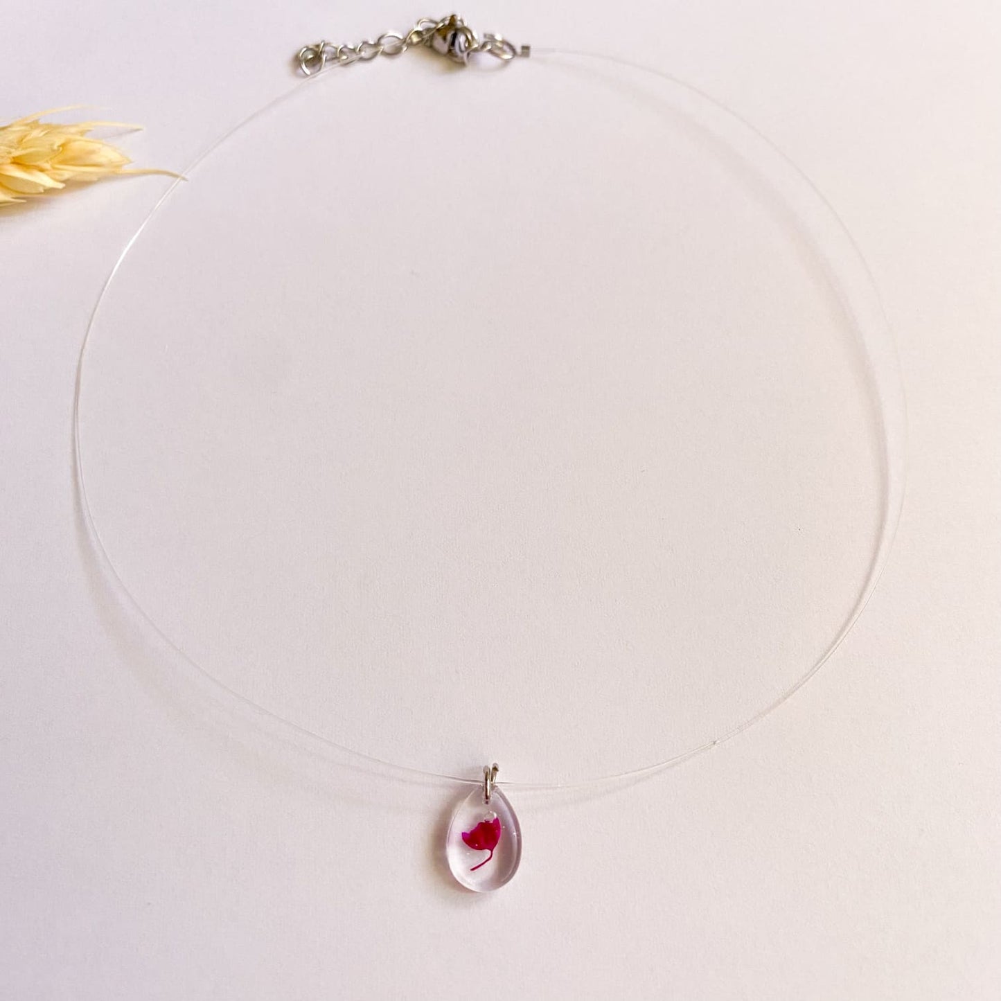 Lănțișor pe fir transparent cu floare magenta