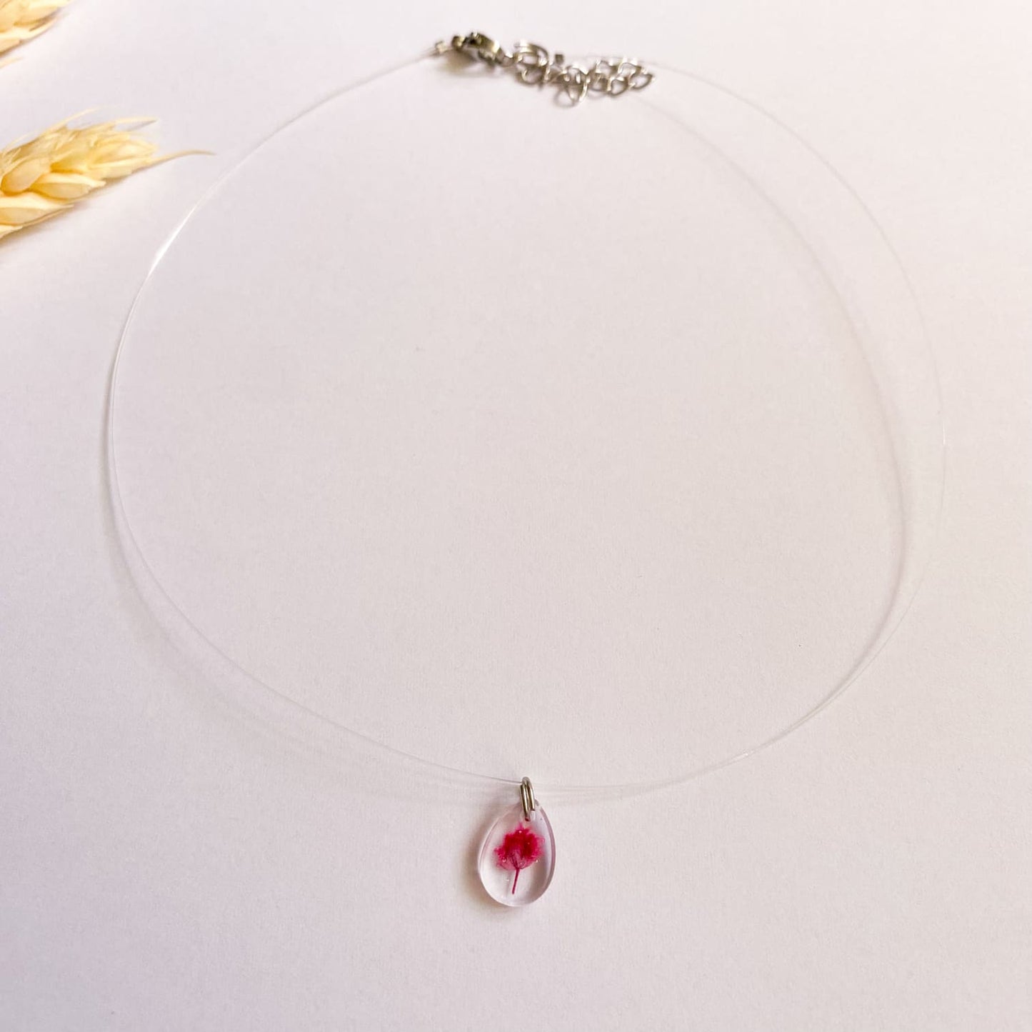 Lănțișor pe fir transparent cu floare roz 1