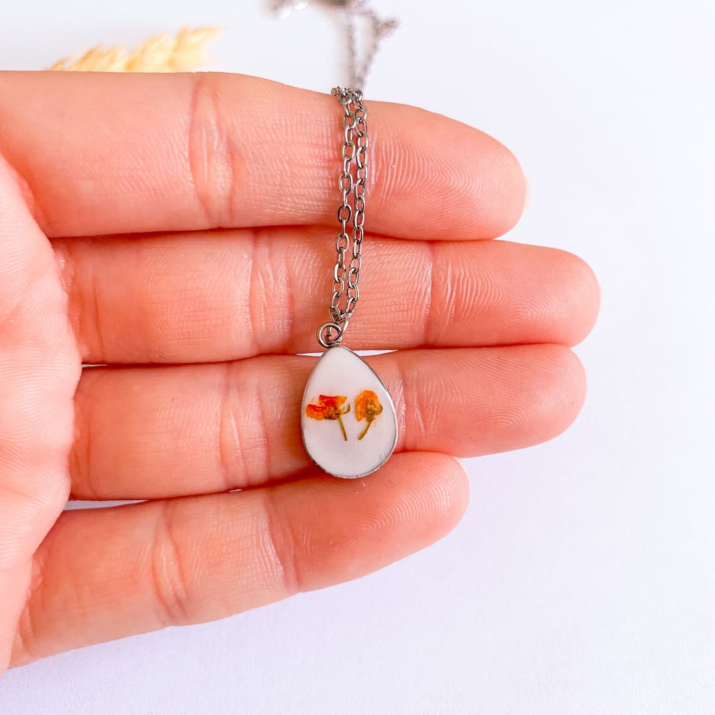 Lanț delicat cu floare portocalie