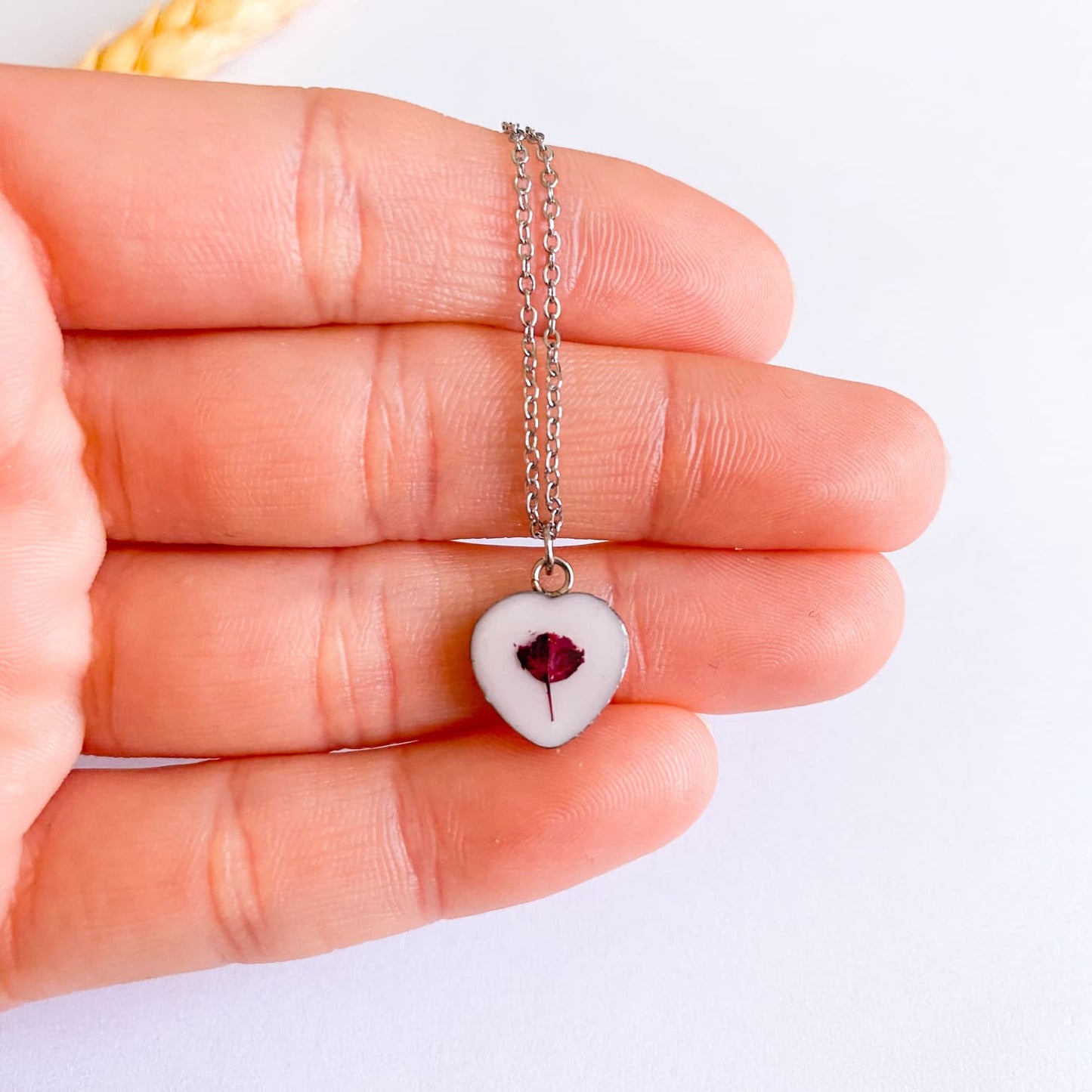 Lanț delicat cu floare bordo