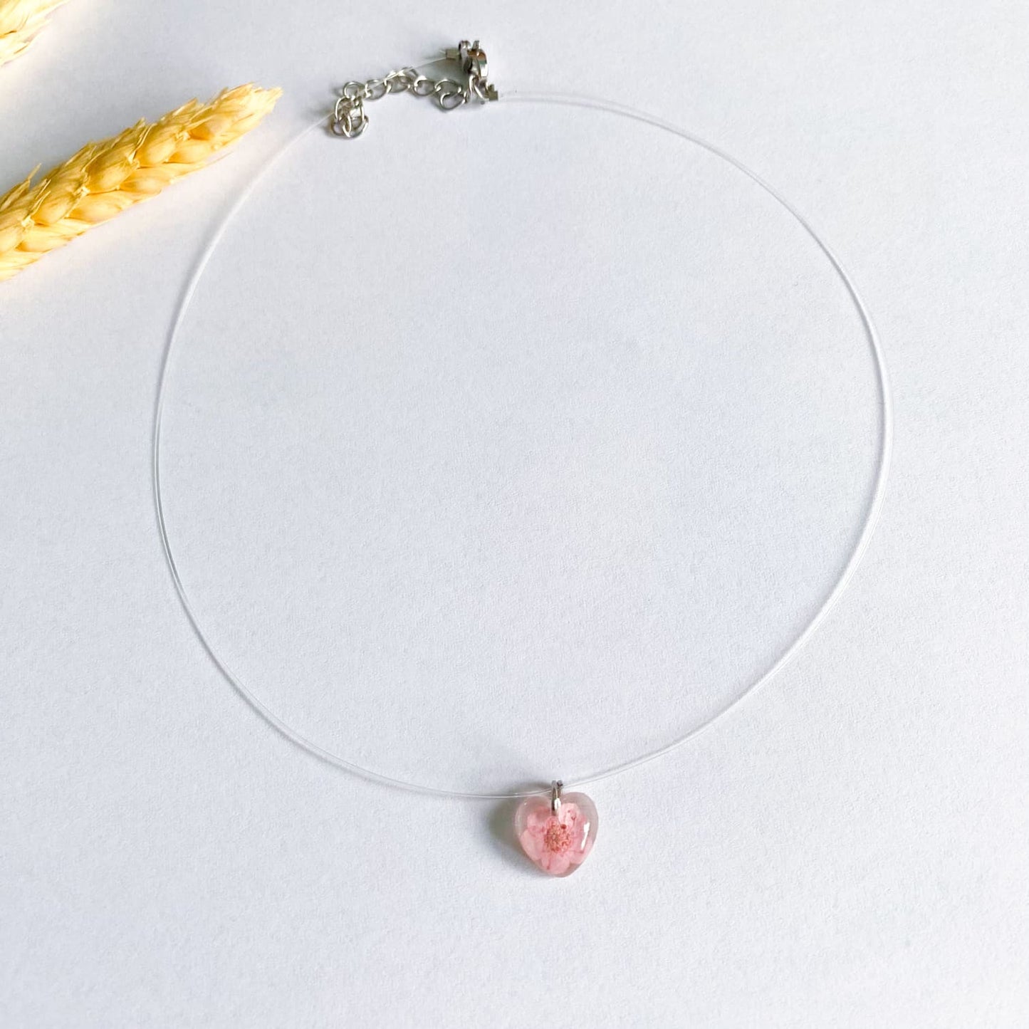 Lănțișor pe fir transparent cu floare roz inimă