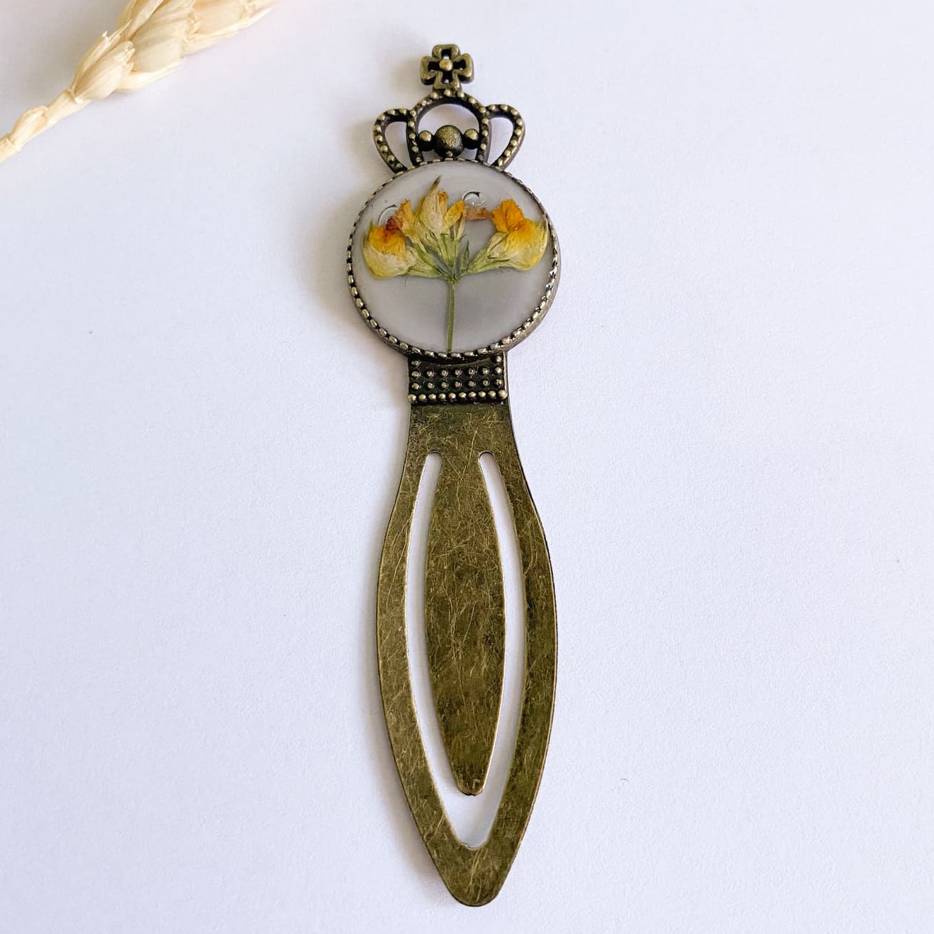 Semn de carte cu floare galbenă