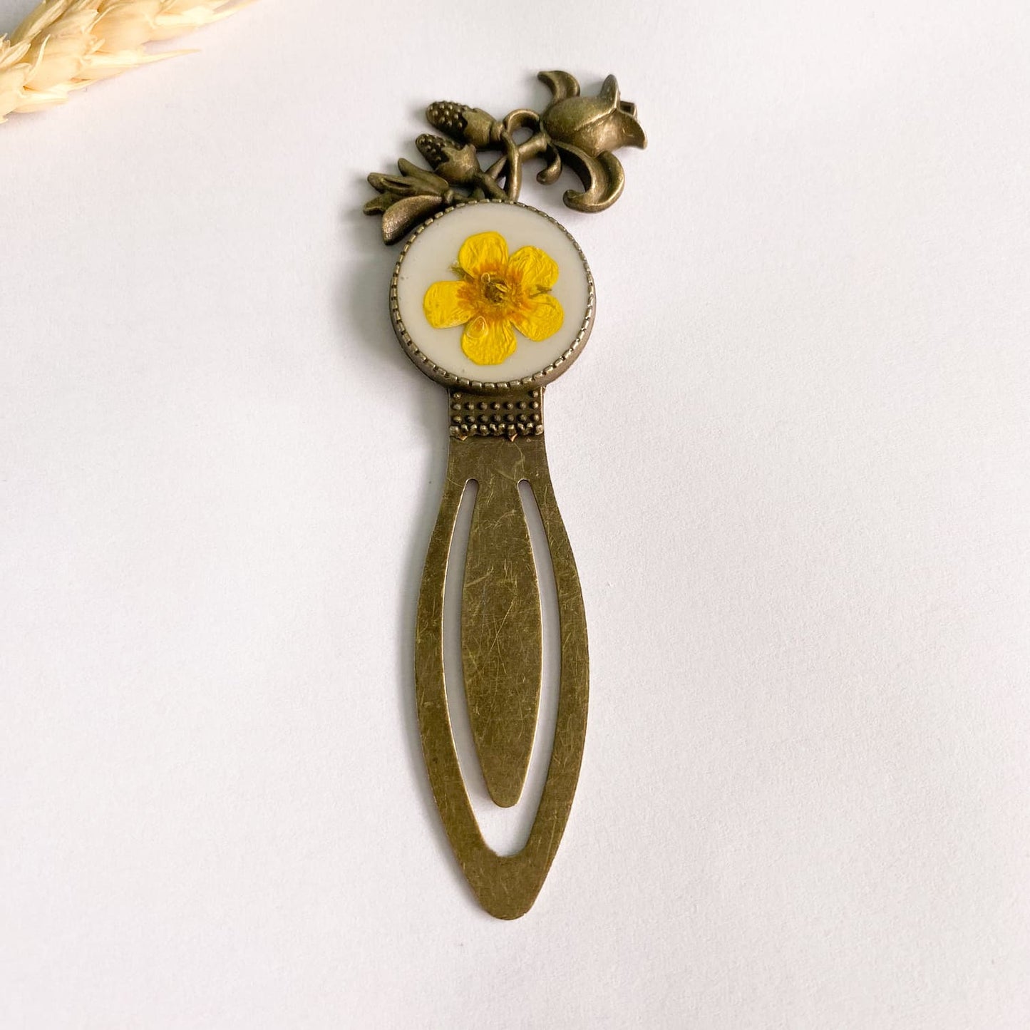 Semn de carte cu floare galbenă și fundal alb