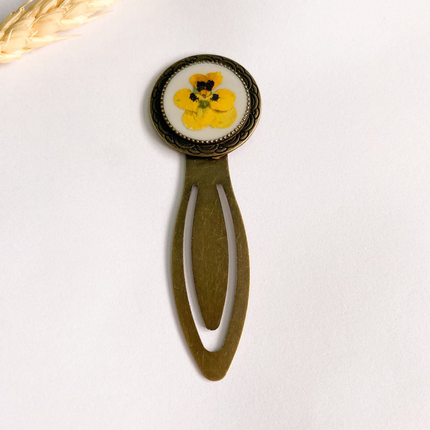 Semn de carte cu panseluță galbenă