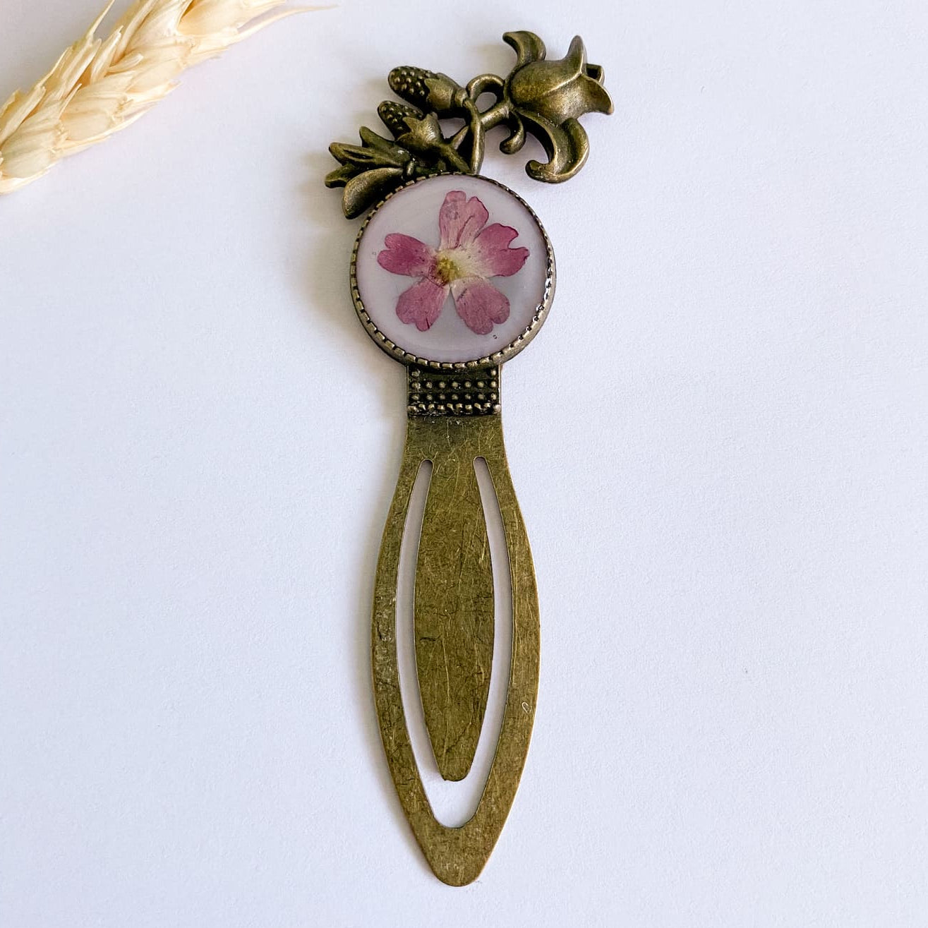 Semn de carte cu flori roz închis