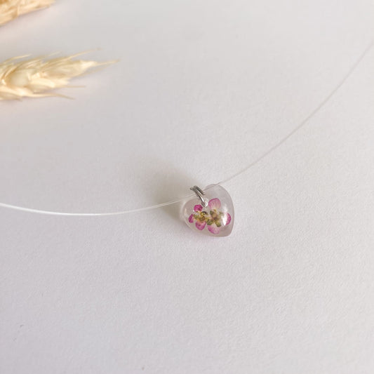 Lănțișor pe fir transparent cu floare roz Alyssum