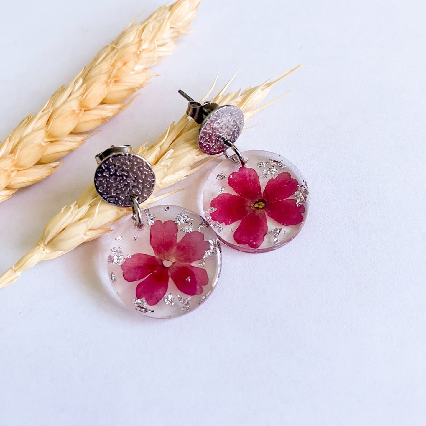 Cercei rotunzi cu flori roz închis și foiță argintie
