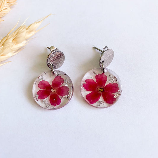 Cercei rotunzi cu flori roz închis și foiță argintie