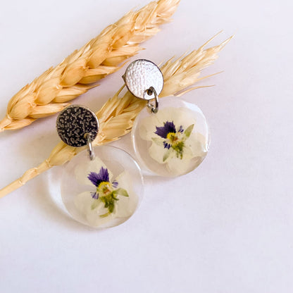 Cercei rotunzi cu panseluțe albe