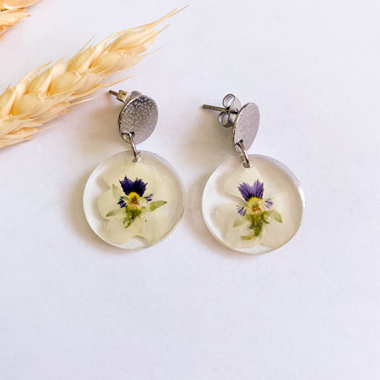 Cercei rotunzi cu panseluțe albe