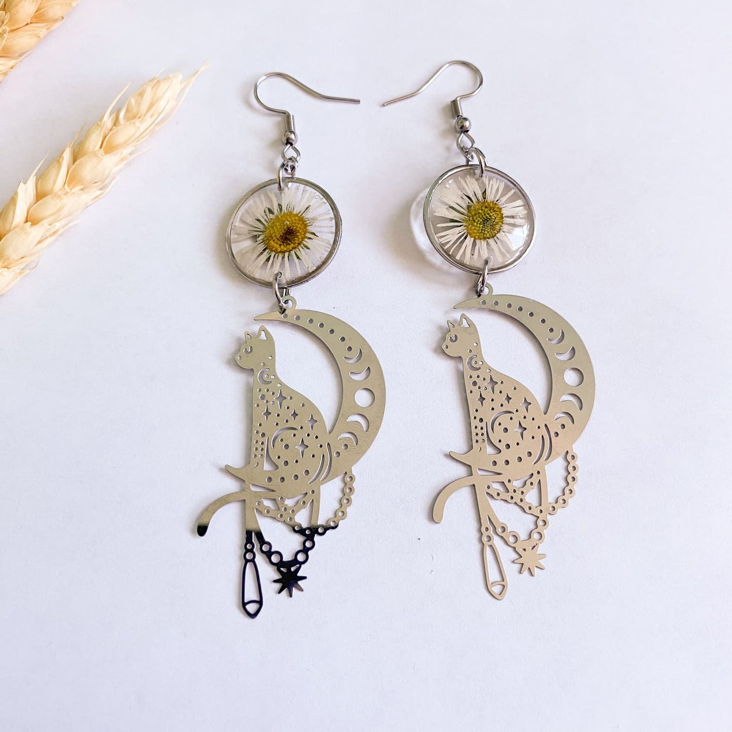 Cercei cu margarete de grădină și accesorii argintii în formă de pisici