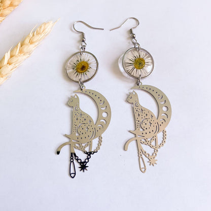 Cercei cu margarete de grădină și accesorii argintii în formă de pisici