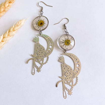 Cercei cu margarete de grădină și accesorii argintii în formă de pisici