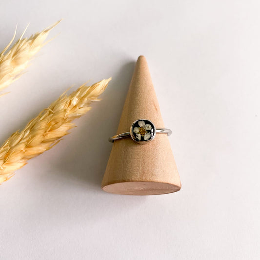 Inel cu floare albă și fundal negru model 2