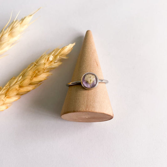 Inel cu floare albă și fundal mov