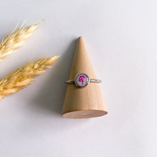 Inel cu floare roz și fundal alb