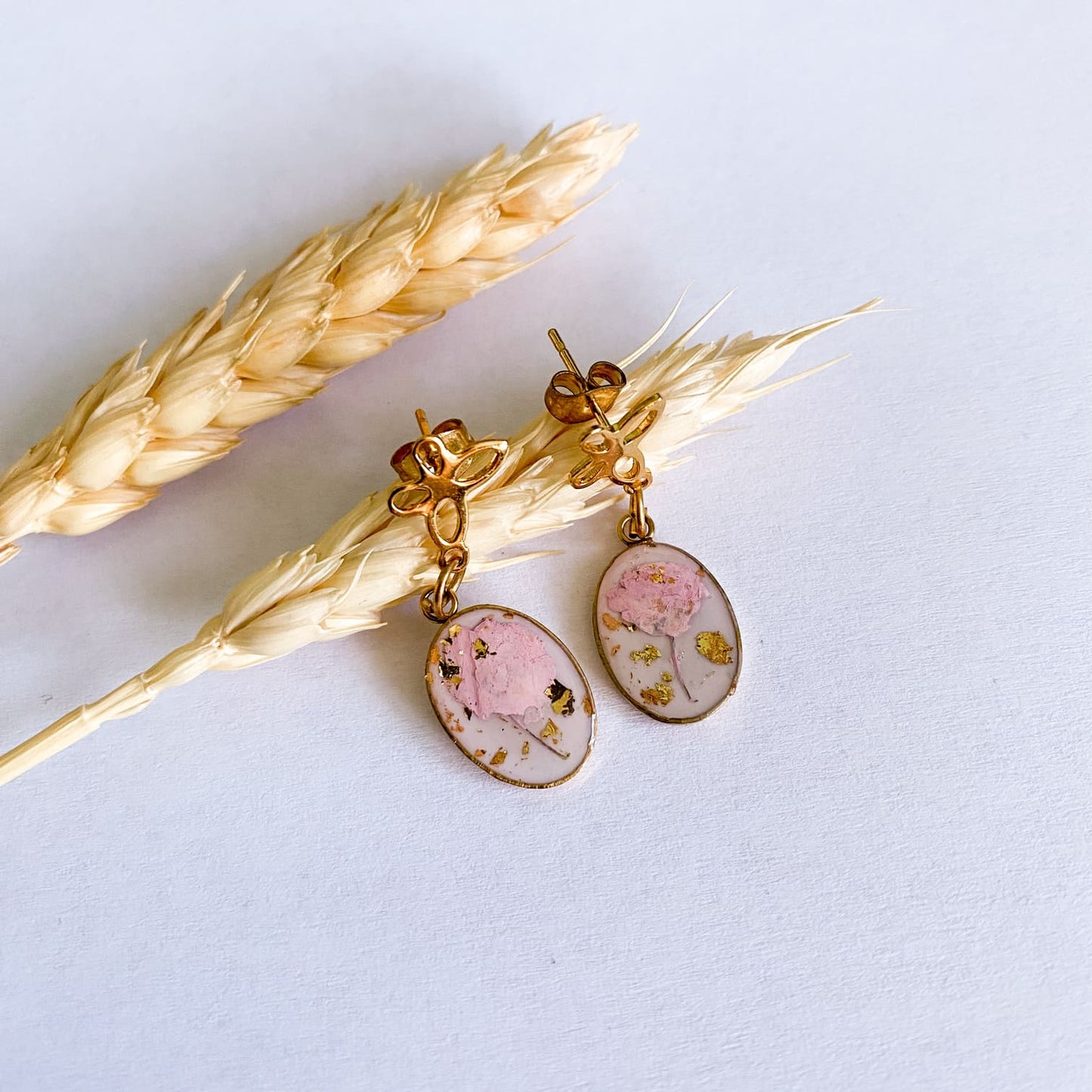 Cercei delicați cu flori roz și foiță aurie