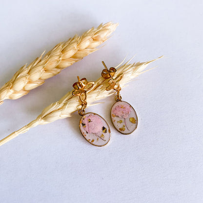 Cercei delicați cu flori roz și foiță aurie