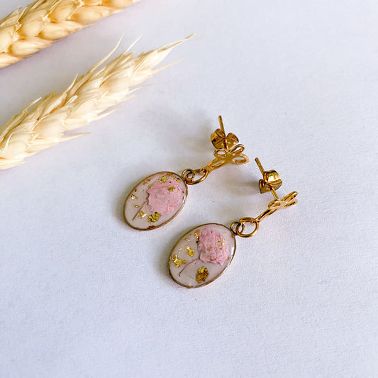 Cercei delicați cu flori roz și foiță aurie