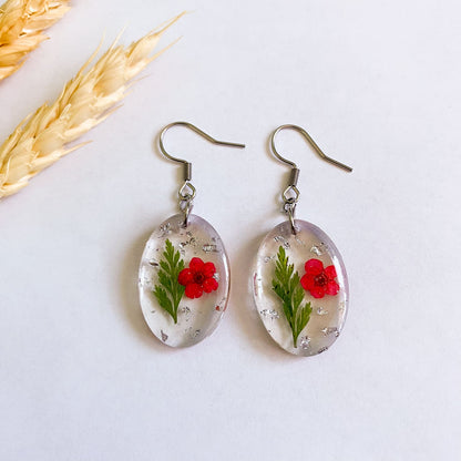 Cercei ovali cu flori roșii și frunze