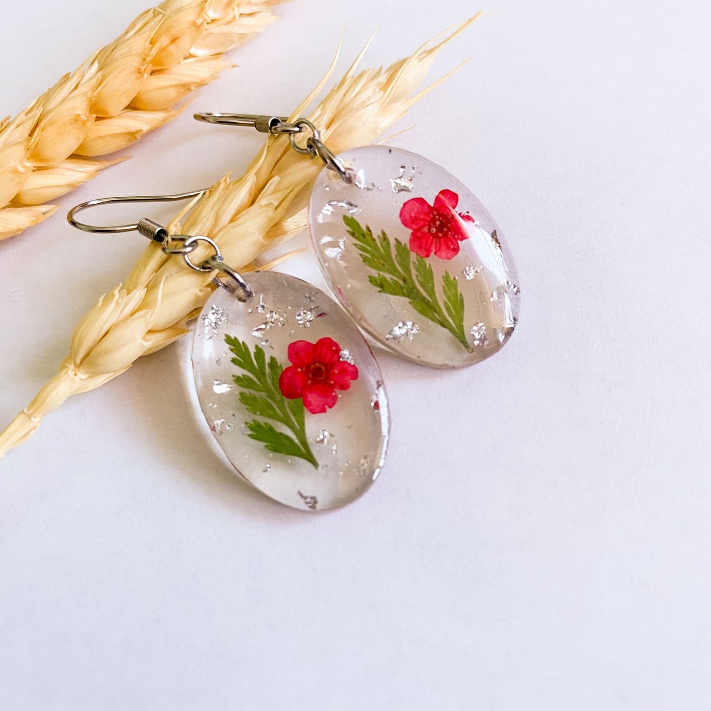 Cercei ovali cu flori roșii și frunze