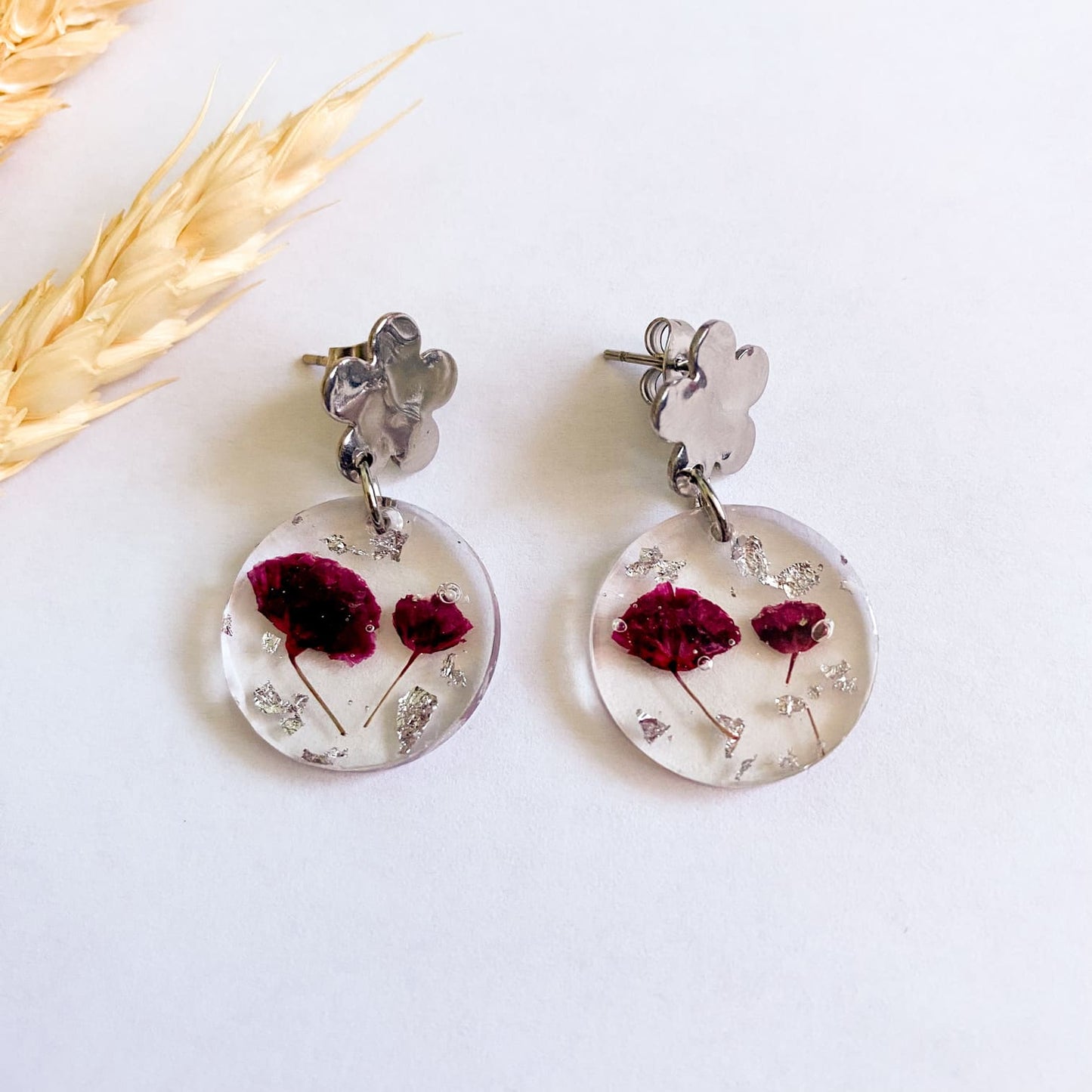 Cercei rotunzi cu flori roz bordo și foiță argintie