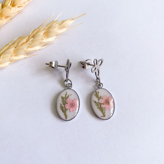 Cercei delicați cu flori roz și frunze