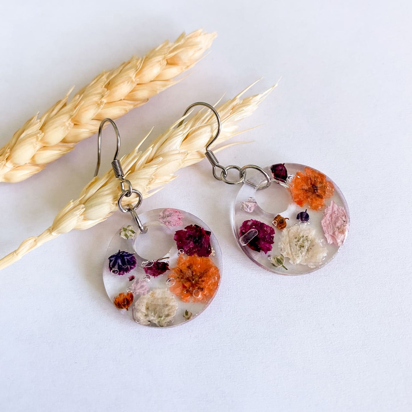 Cercei rotunzi cu flori colorate