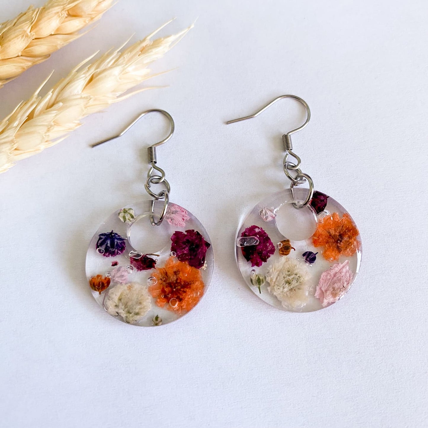 Cercei rotunzi cu flori colorate