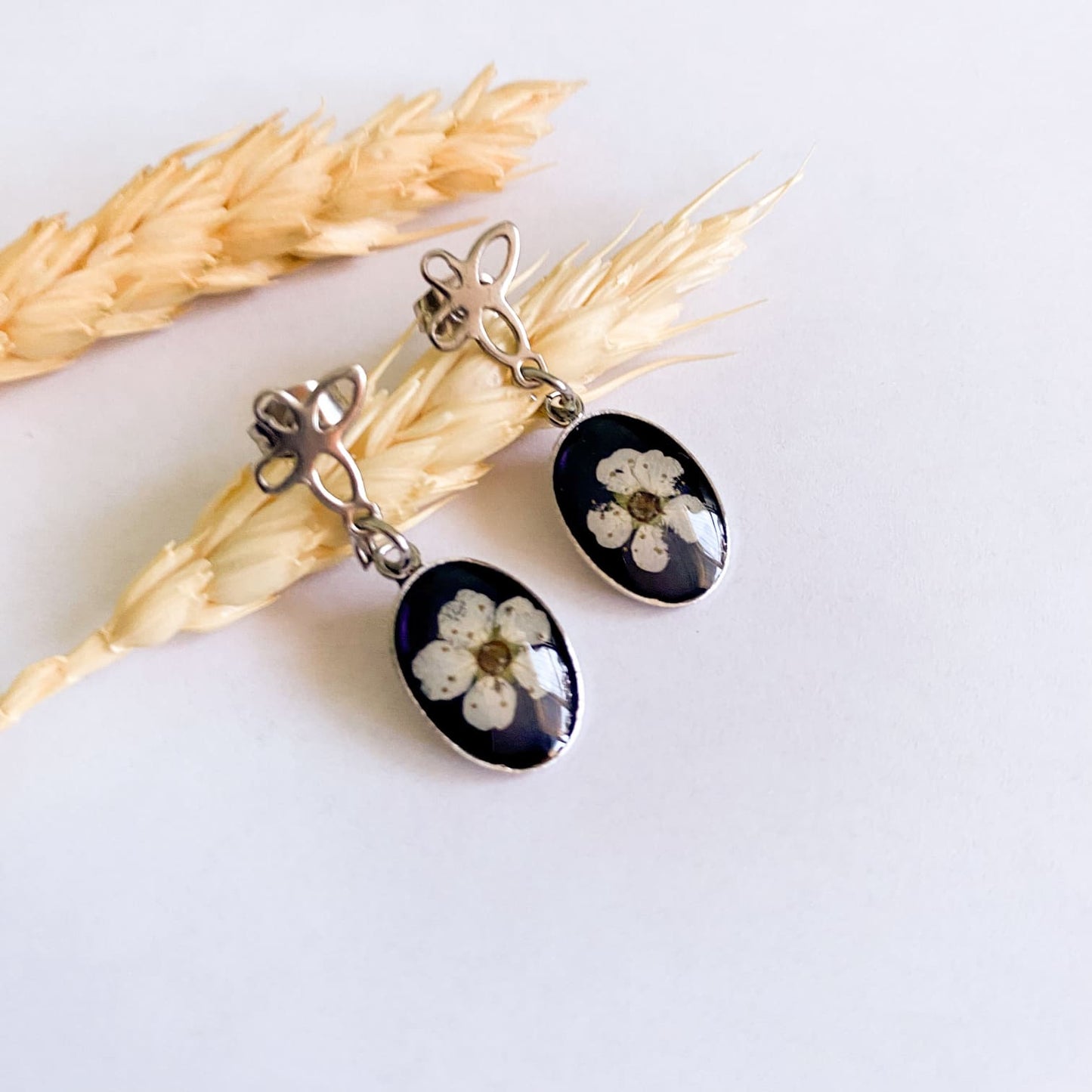 Cercei delicați cu flori albe