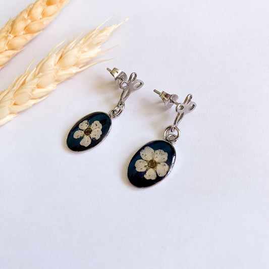 Cercei delicați cu flori albe