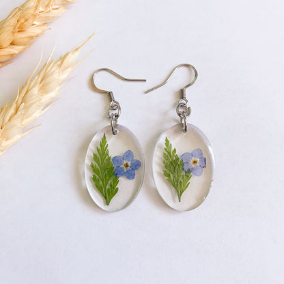Cercei ovali cu flori de Nu-mă-uita și frunze