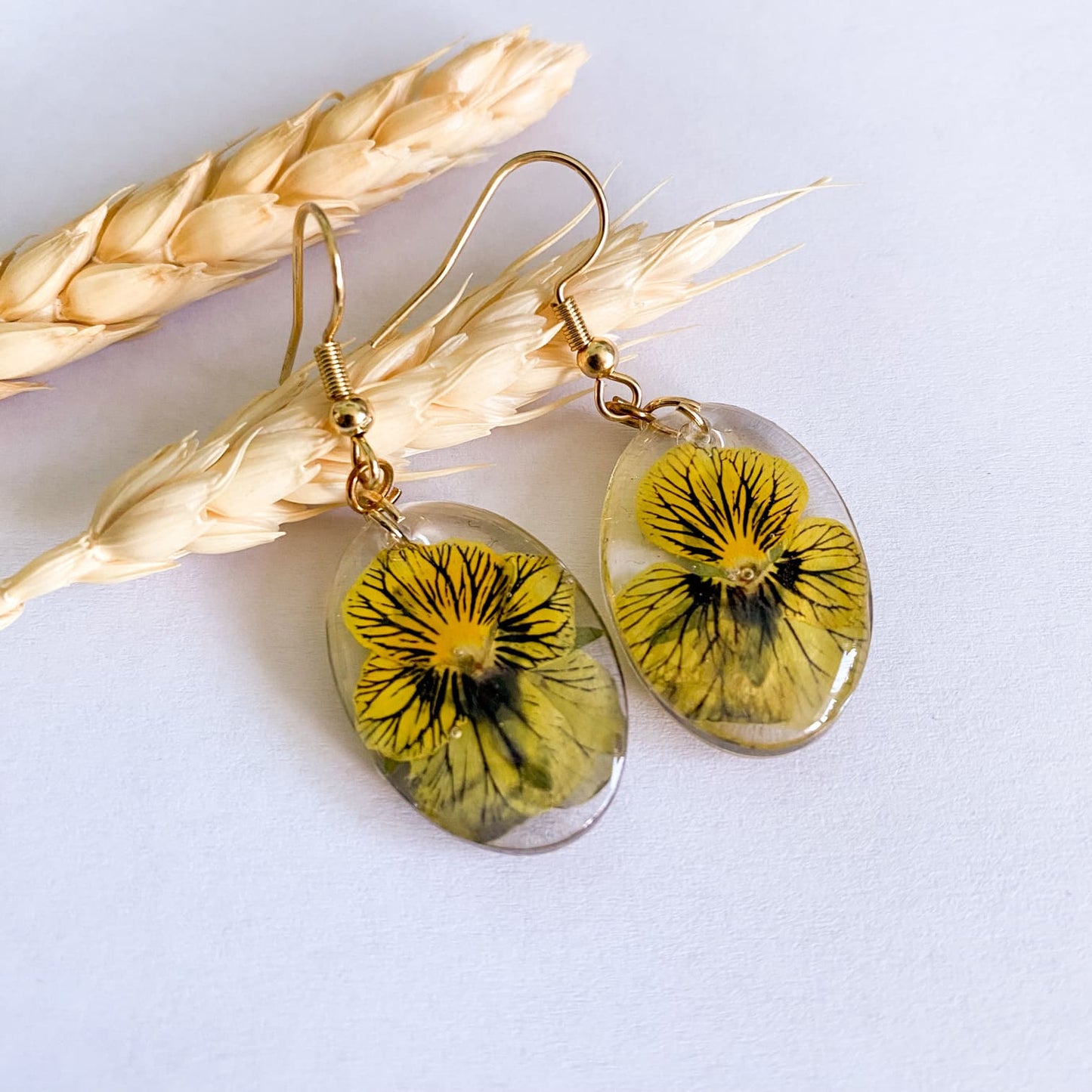 Cercei ovali cu panseluțe galben cu negru