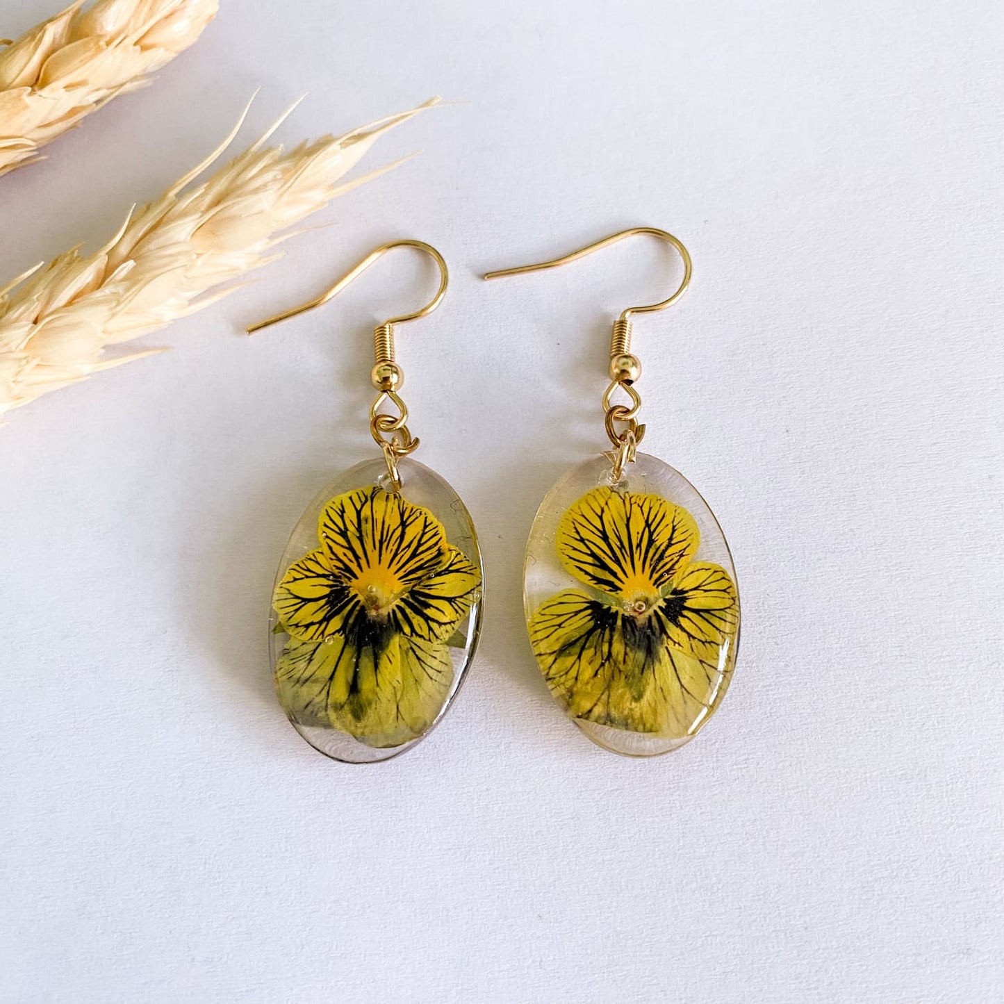 Cercei ovali cu panseluțe galben cu negru