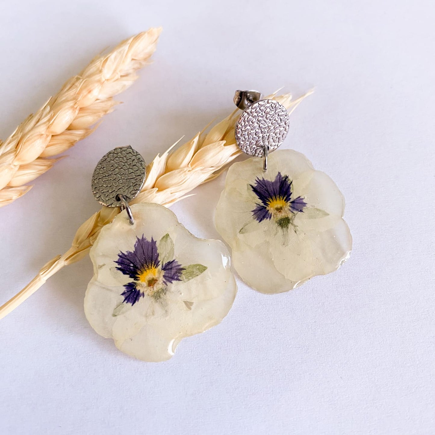 Cercei cu panseluțe albe