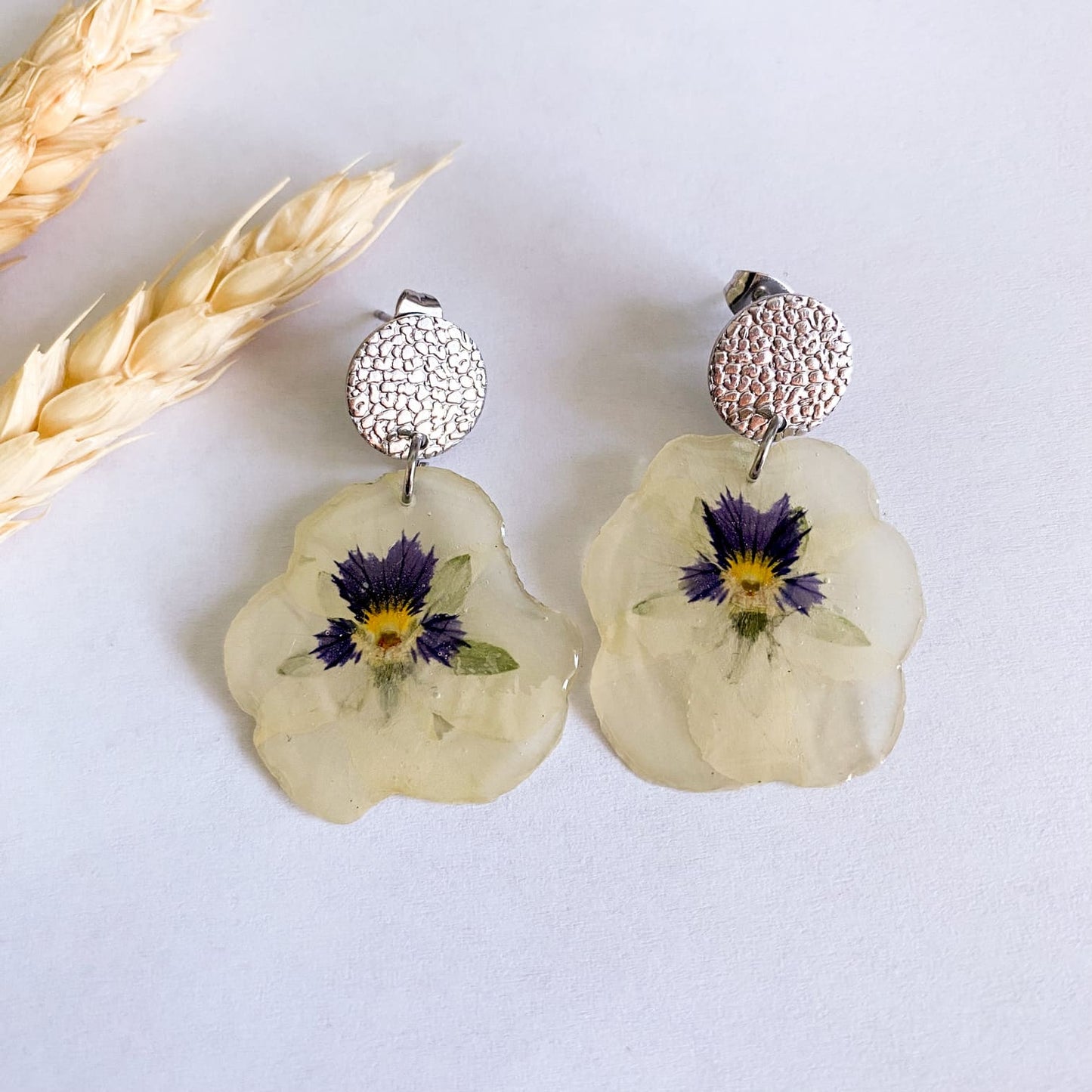 Cercei cu panseluțe albe