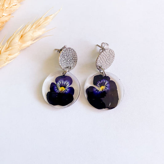 Cercei rotunzi cu panseluțe albastru închis