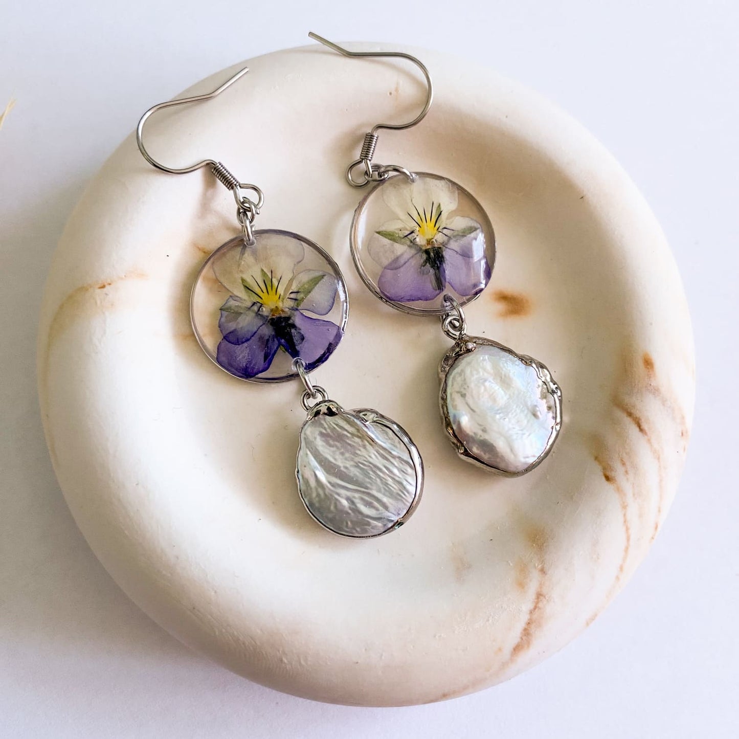 Cercei cu perle de cultură și panseluțe